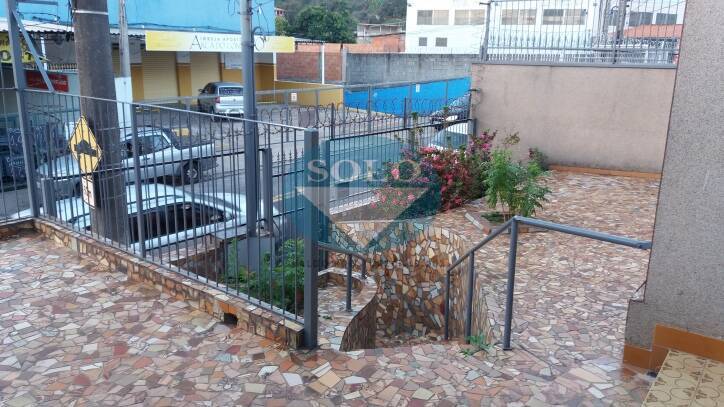 Casa à venda com 2 quartos, 200m² - Foto 2